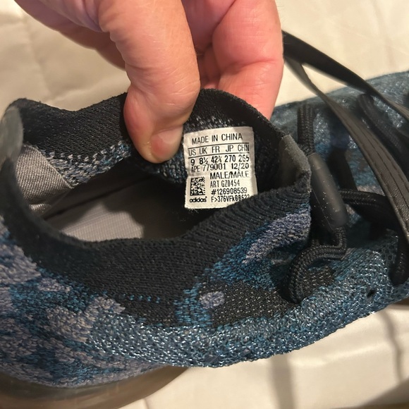 YEEZYS WOMENS SIZE 9 worm but still in good condition - Picture 5 of 5